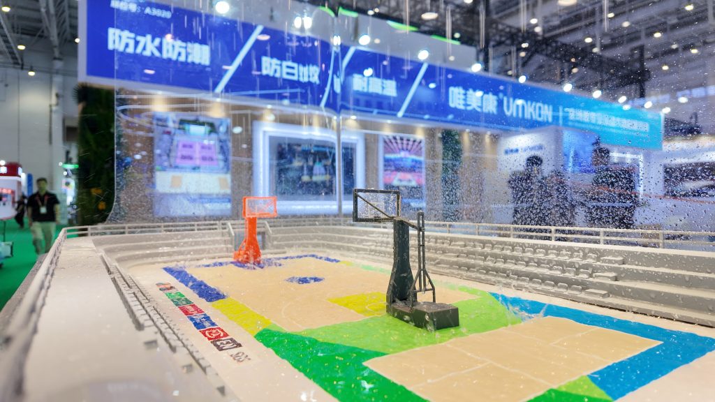 門體博會唯美康防水運動地板沙盤淋雨試驗，生物基地板現(xiàn)場防水演示