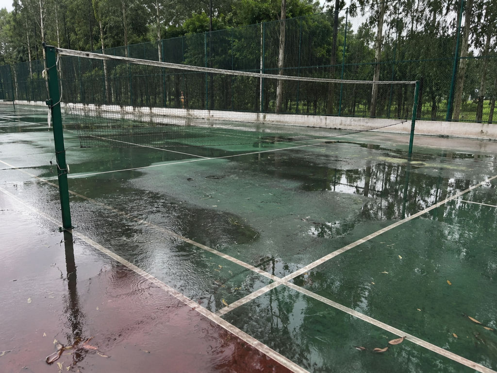 戶外運(yùn)動(dòng)場(chǎng)遭遇雨水積水,戶外運(yùn)動(dòng)地板需要重視防水防潮與材料長(zhǎng)期穩(wěn)定性