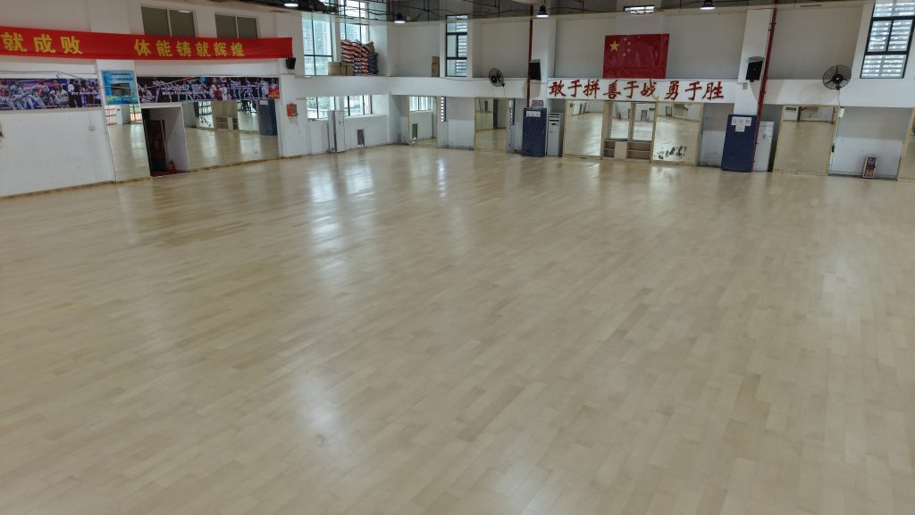 體育館完工實(shí)景，唯美康運(yùn)動(dòng)木地板場(chǎng)館場(chǎng)地